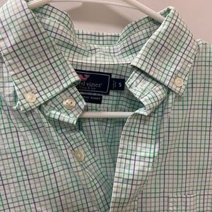 Vineyard Vines mens small button down.